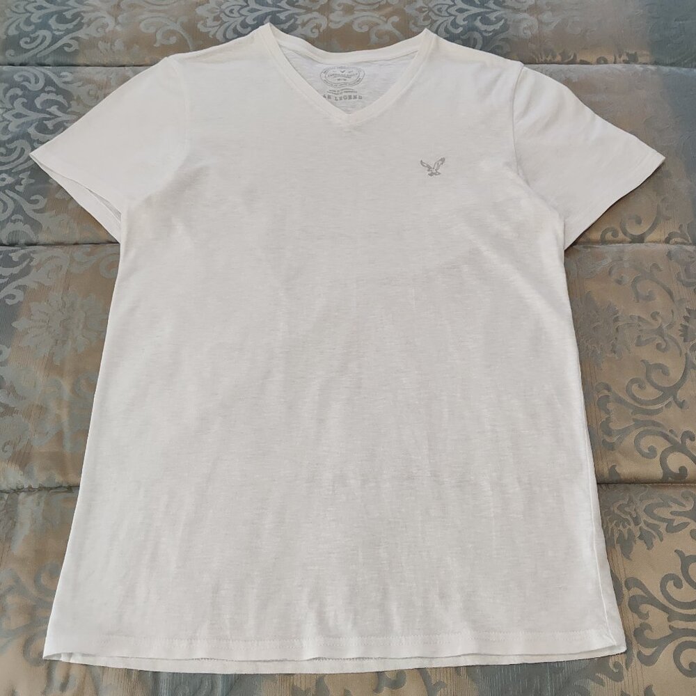 American Eagle men's v-neck short sleeve white t-shirt, VG used condition, sz. M